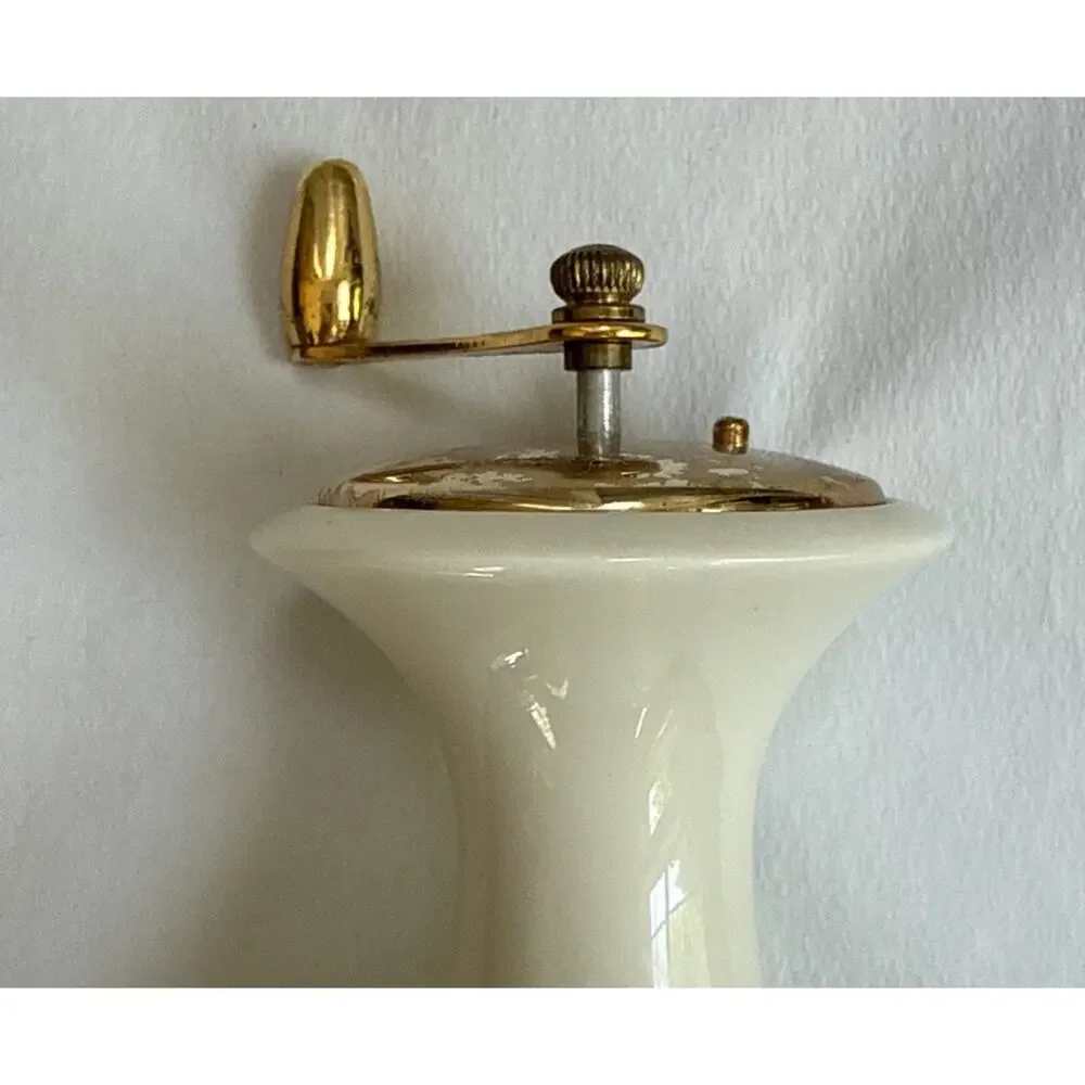 Lenox GOLDEN WREATH design Pepper Mill. In Working Condition. Vintage